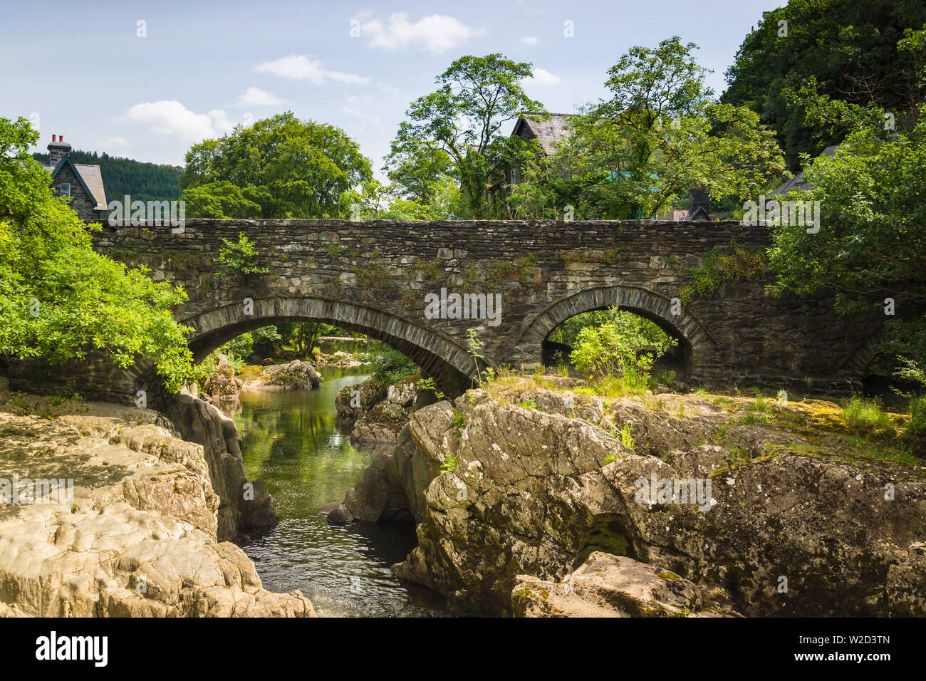 Il medievale Pont-y-coppia Bridge o Ponte del Calderone sul fiume Llugwy costruito nel 1475 ed è il più antico incrocio in Betws y Coed Galles del Nord Foto Stock