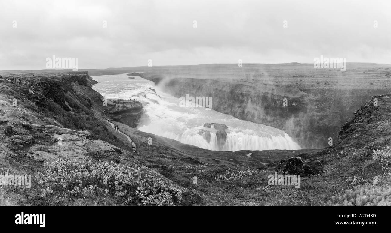 Cascate Gullfoss, straordinaria natura Islandese paesaggio estivo. Scenic vista panoramica di caduta di acqua nel canyon del fiume Hvita, southwest Islanda Foto Stock