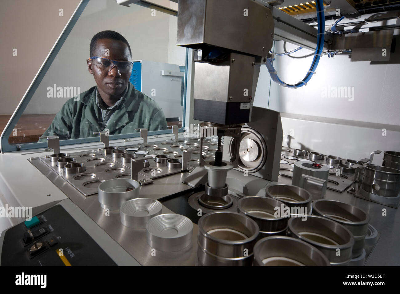 Miniere di titanio sabbie minerali. Impianto di separazione dei materiali. Il chimico di laboratorio determina la quantità di concentrato di elementi nel campione di ilmenite. Foto Stock