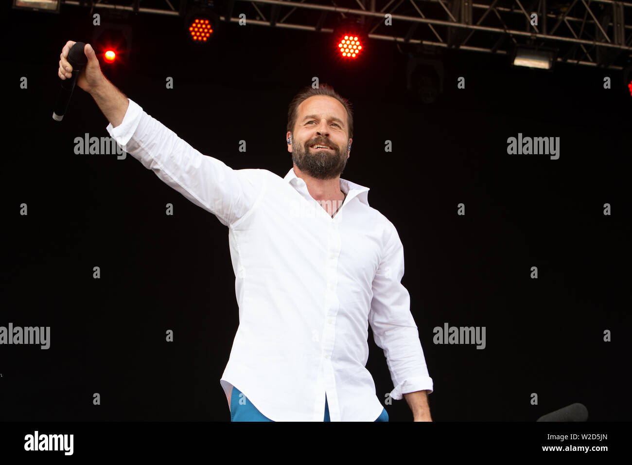 Alfie Boe esegue al 2019 Cornbury Festival, grande Tew, Oxfordshire Foto Stock