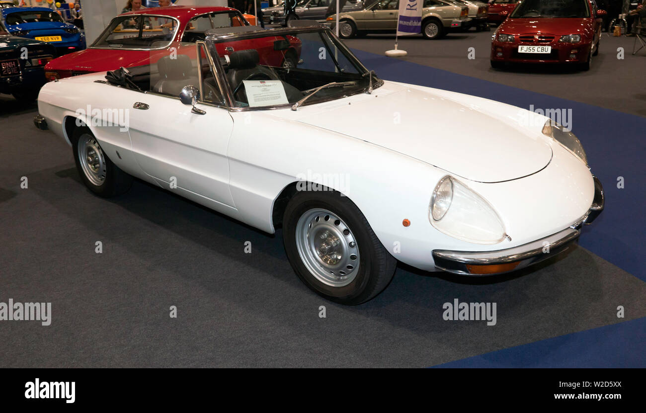 Tre quarti di vista frontale di un 1975 Alfa Romeo 2000 Spider Veloce, sul display all'Alfa Romeo Owners Club Stand al 2019 London Classic Car Show Foto Stock