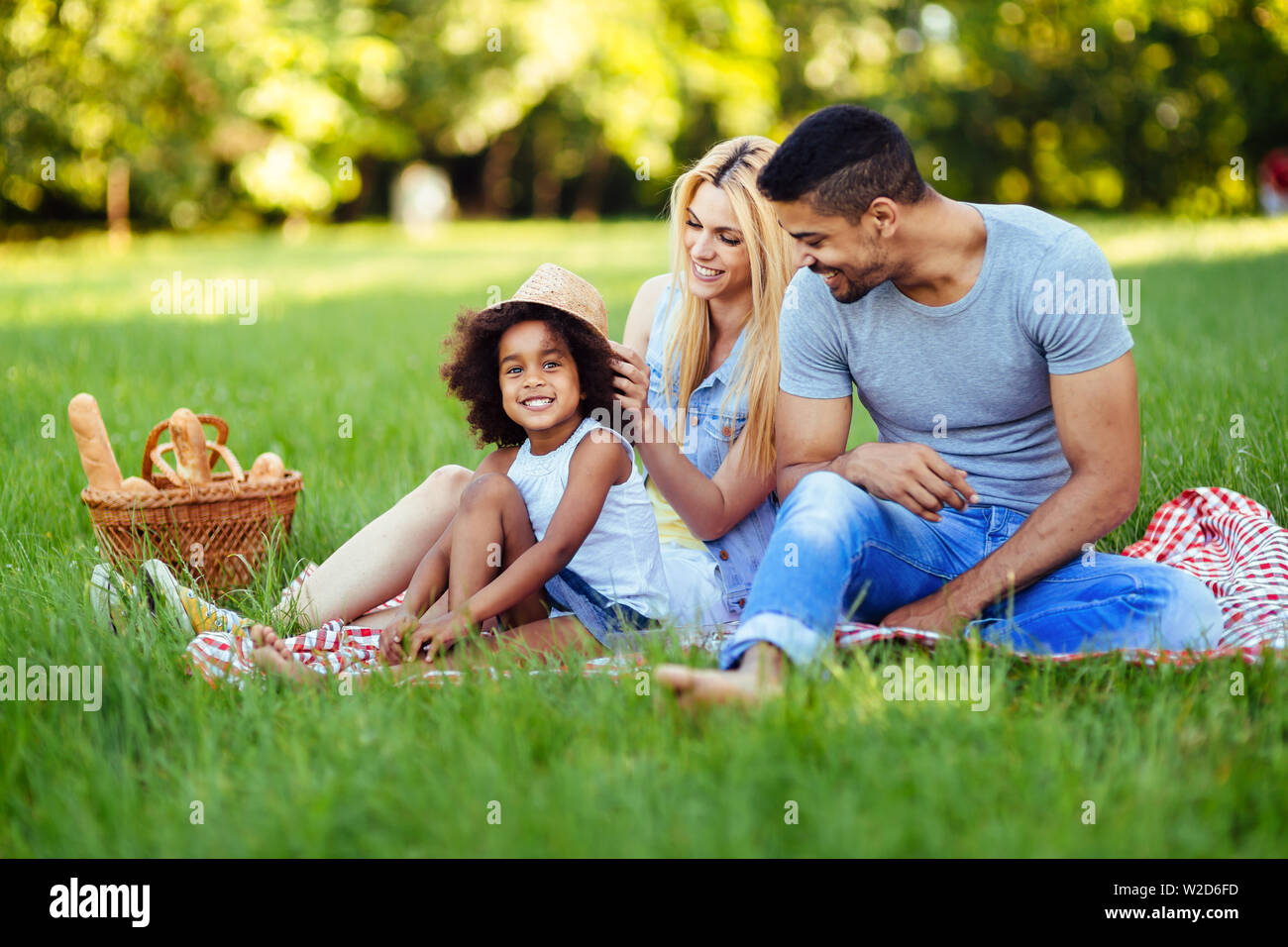 Immagine della coppia adorabile con la loro figlia avente picnic Foto Stock