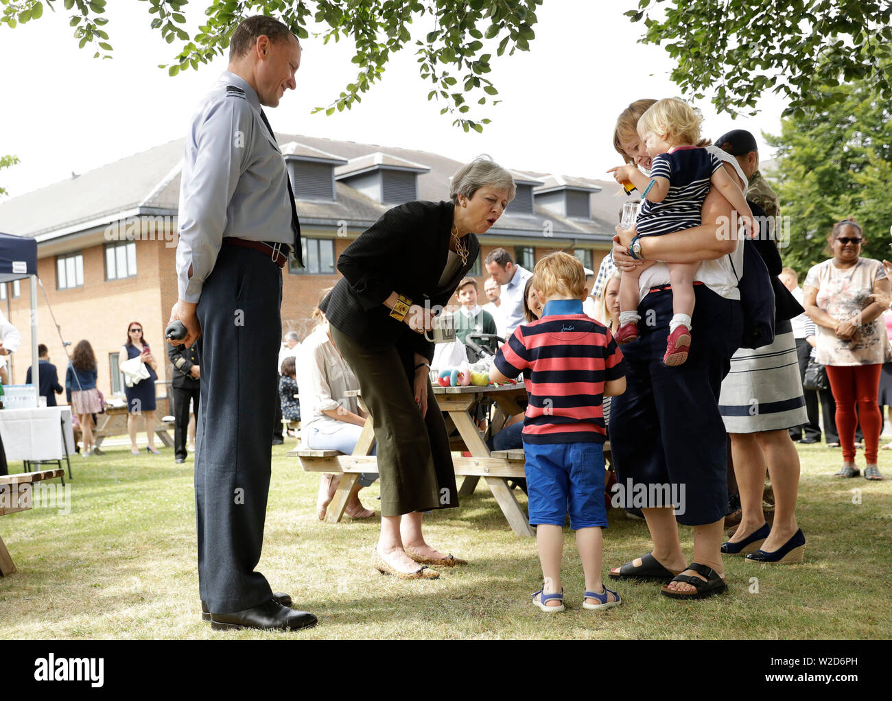 Il primo ministro Theresa Maggio incontra il servizio militare personale e le loro famiglie durante una visita alla permanente sede congiunta (PJHQ) e la Nato nel settore marittimo in sede di Northwood, a nord-ovest di Londra. Foto Stock