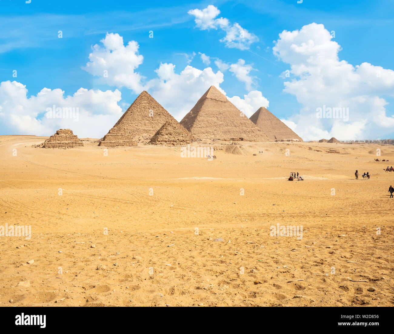 Piramidi di Giza nel deserto di giorno Foto Stock