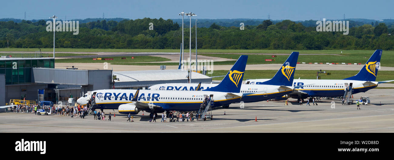 Voli Ryan Air lo scarico e il carico dei passeggeri all'Aeroporto di Stansted, Essex, Inghilterra sud-orientale, REGNO UNITO Foto Stock