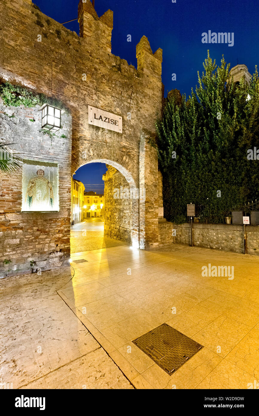 Il San Zeno porta nelle mura medievali di Lazise sul Lago di Garda. L'Italia, l'Europa. Foto Stock
