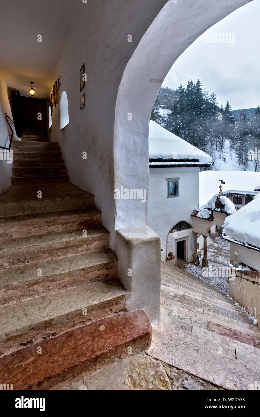 Scala e gli edifici del santuario di San Romedio. Val di Non, in provincia di Trento, Trentino Alto Adige, Italia, Europa. Foto Stock