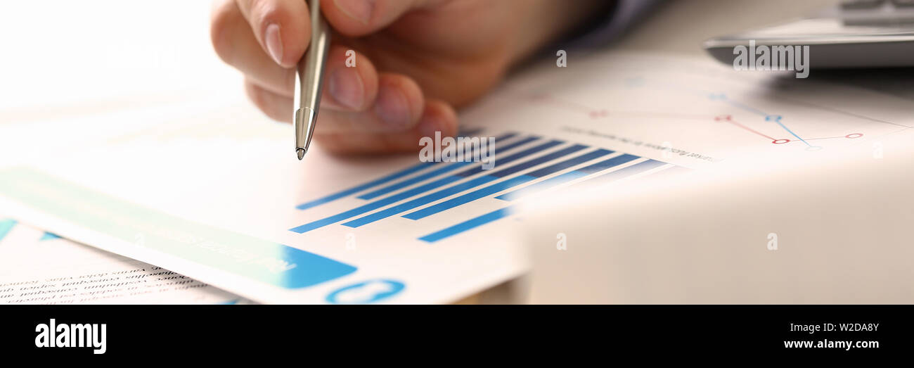 Imprenditore controllo i prezzi reddito contabili Foto Stock