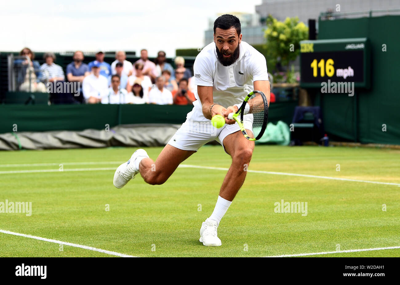 Benoit Paire in azione il giorno sette dei campionati di Wimbledon al All England Lawn Tennis e Croquet Club, Wimbledon. Foto Stock