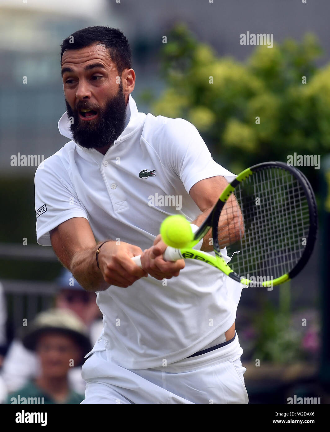 Benoit Paire in azione il giorno sette dei campionati di Wimbledon al All England Lawn Tennis e Croquet Club, Wimbledon. Foto Stock