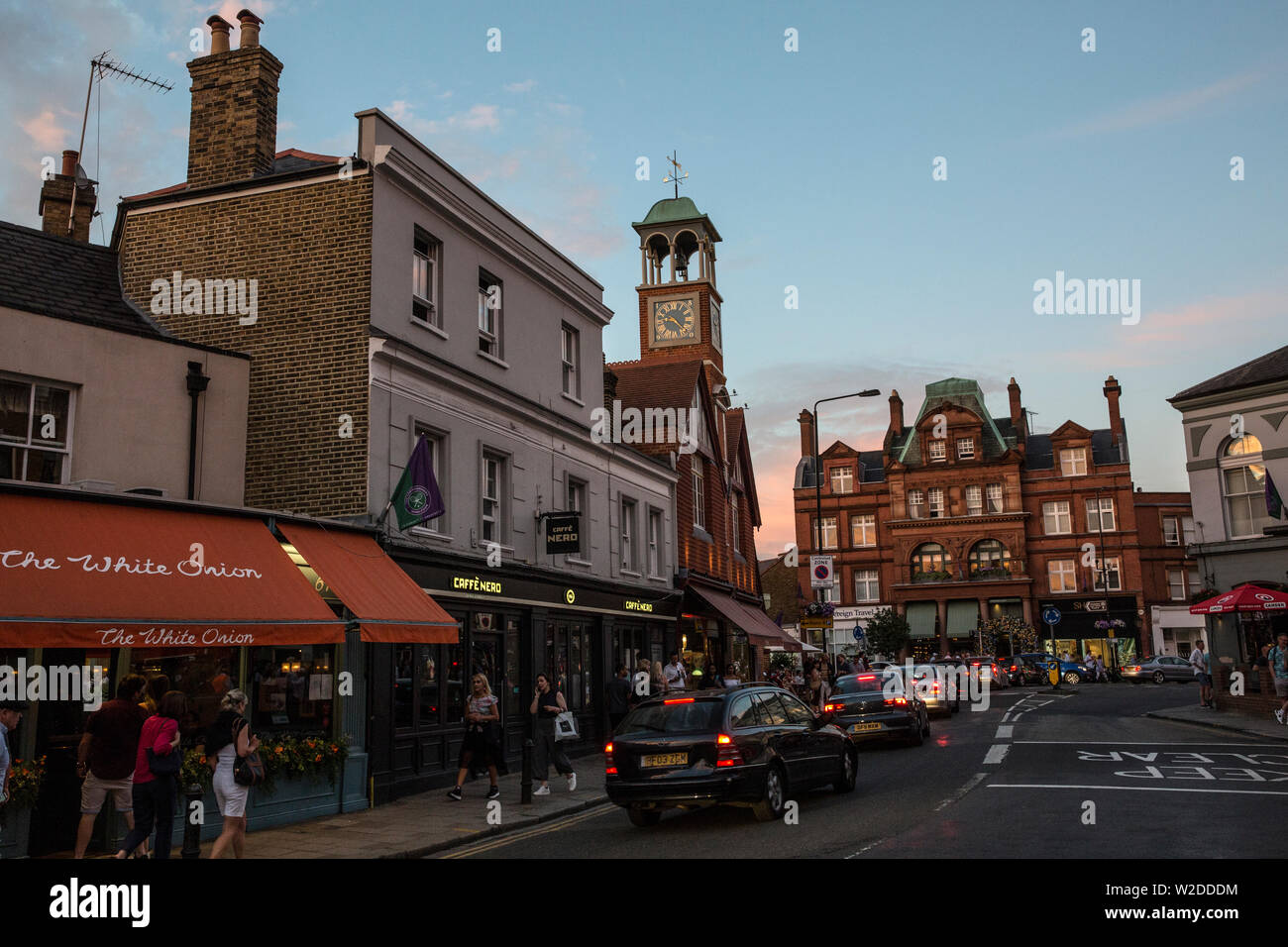 Wimbledon Village su una serata estati durante i campionati di tennis, a sud-ovest di Londra, England Regno Unito. Foto Stock