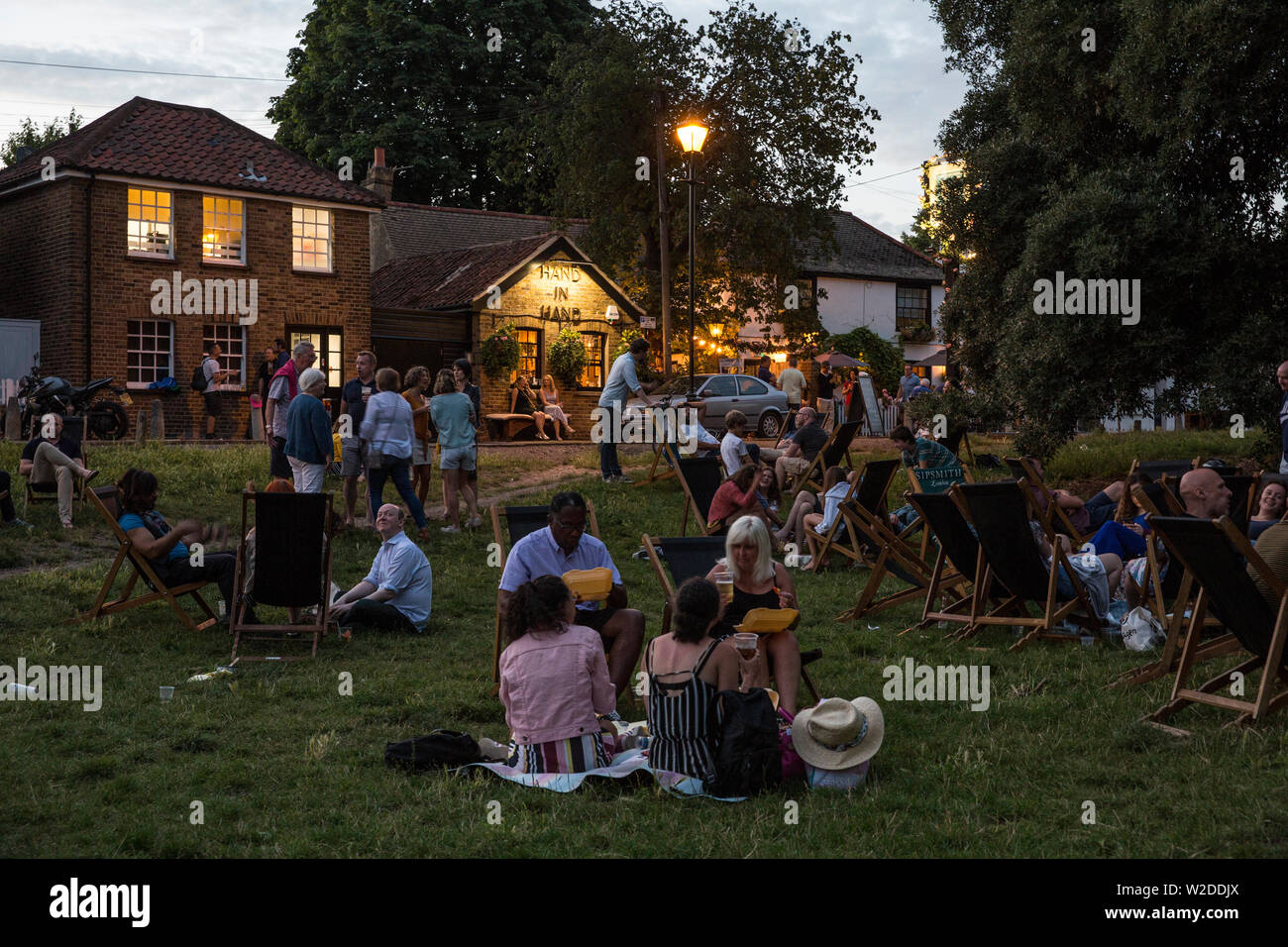 Mano nella mano pub, su Wimbledon Common su una serata estati durante i campionati di tennis, a sud-ovest di Londra, England Regno Unito. Foto Stock
