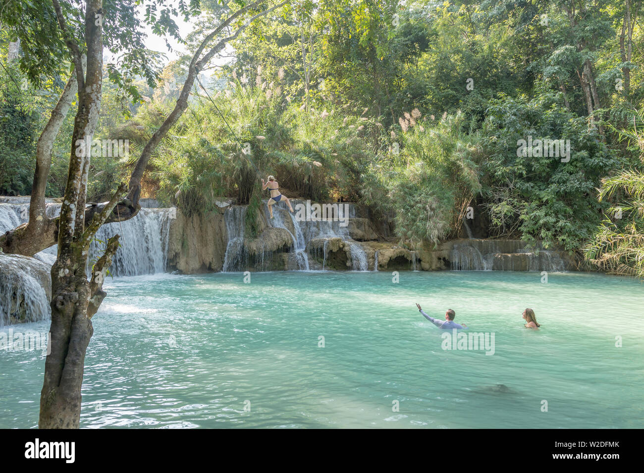 Luang Prabang, Laos - Dicembre 21, 2013: Cascata nella foresta di pioggia (Tat Kuang Si cascate a Luang Prabang, Laos.) con turisti nuoto Foto Stock