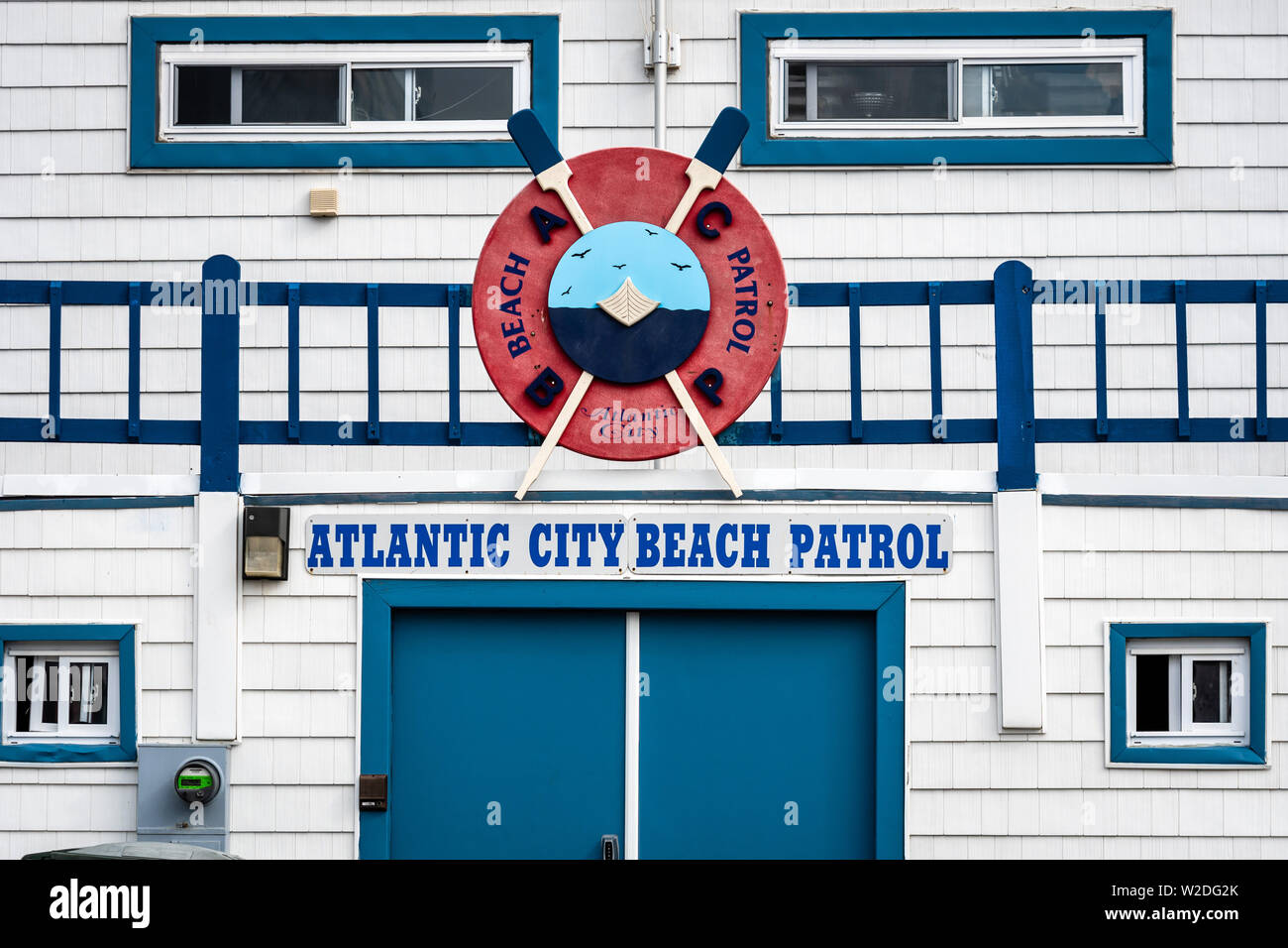 ATLANTIC CITY, NEW JERSEY - Giugno 18, 2019: Close up di Atlantic City Beach Patrol Headquarters Building come visto dal lungomare Foto Stock