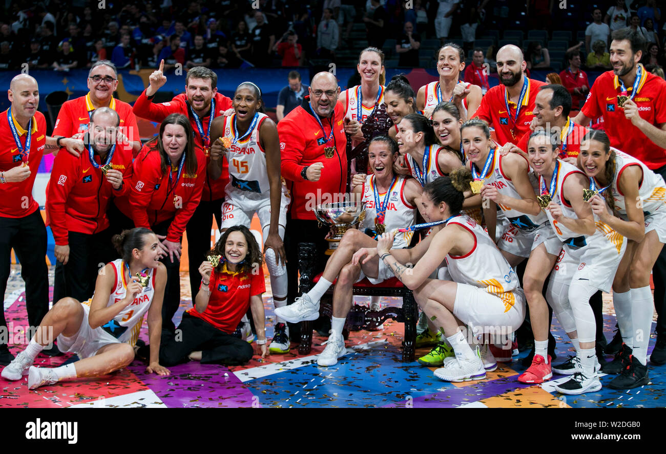 I giocatori di ESP vincere la Fiba donna Eurobasket 2019 e celebrare la medaglia d'oro Foto Stock