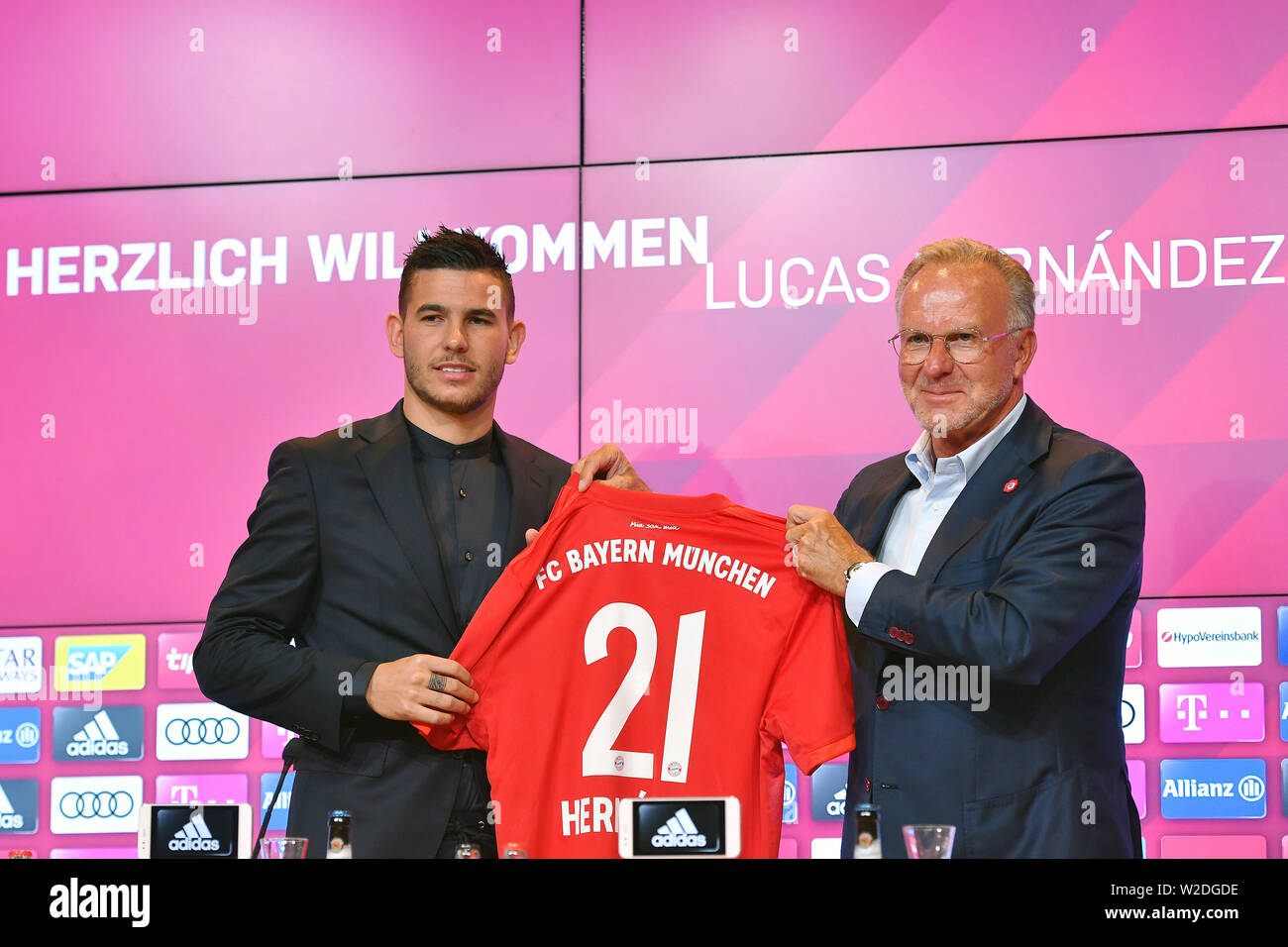 Lucas Hernandez (FC Bayern Monaco di Baviera) e Karl Heinz RUMMENIGGE,  Gestione (Presidente) con la maglia con il numero 21. Presentazione  Presentazione Lucas Hernandez, conferenza stampa, FC Bayern Monaco di  Baviera. Il