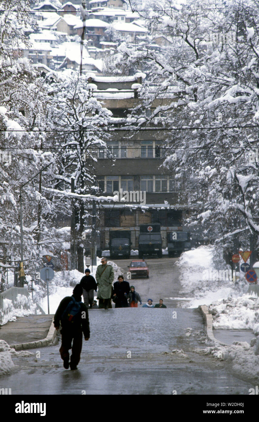 Il 28 marzo 1993 durante l'assedio di Sarajevo: la vista a sud attraverso il ponte Principov (rinominato il ponte di Latina dopo la guerra) oltre il fiume Miljacka. In fondo è una ARBiH (esercito bosniaco) caserma. Foto Stock