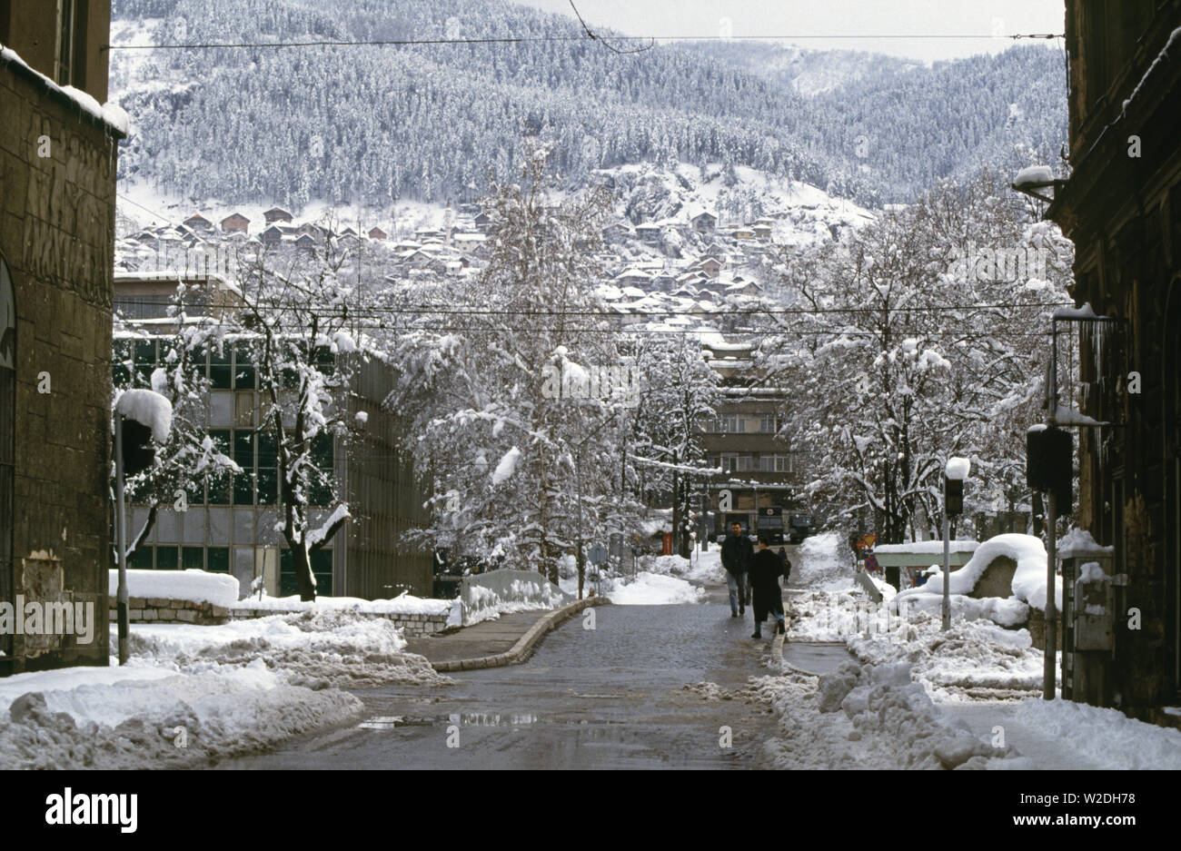 Il 28 marzo 1993 durante l'assedio di Sarajevo: la vista a sud attraverso il ponte Principov (rinominato il ponte di Latina dopo la guerra) oltre il fiume Miljacka. In fondo è una ARBiH (esercito bosniaco) caserma. Foto Stock