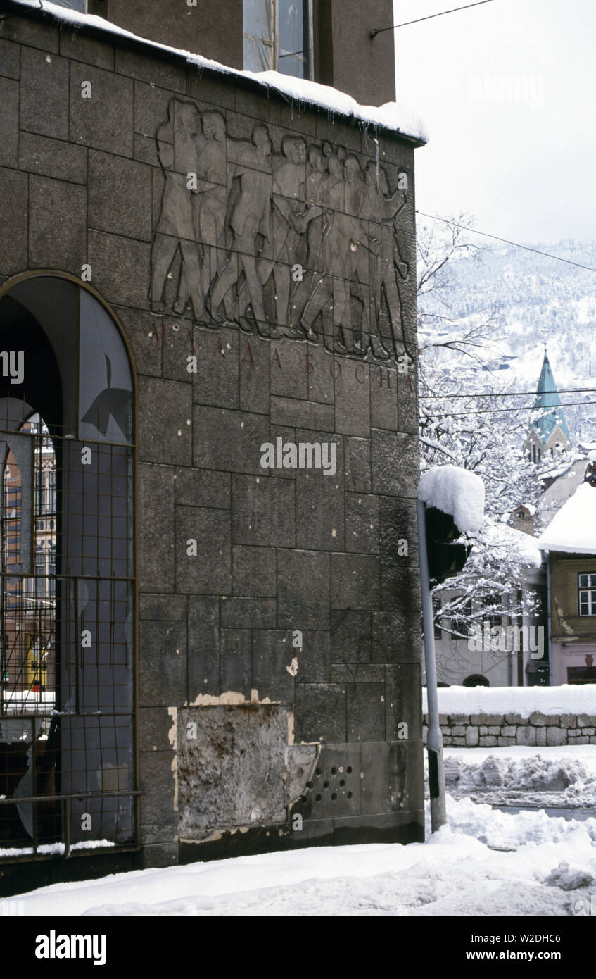 Il 28 marzo 1993 durante l'assedio di Sarajevo: il Museo di Sarajevo 1878-1918. La lapide, segnando il punto in cui il serbo-bosniaco, Gavrilo Princip, assassinato arciduca Franz Ferdinand il 28 giugno 1914, è stata rimossa forzatamente. Foto Stock