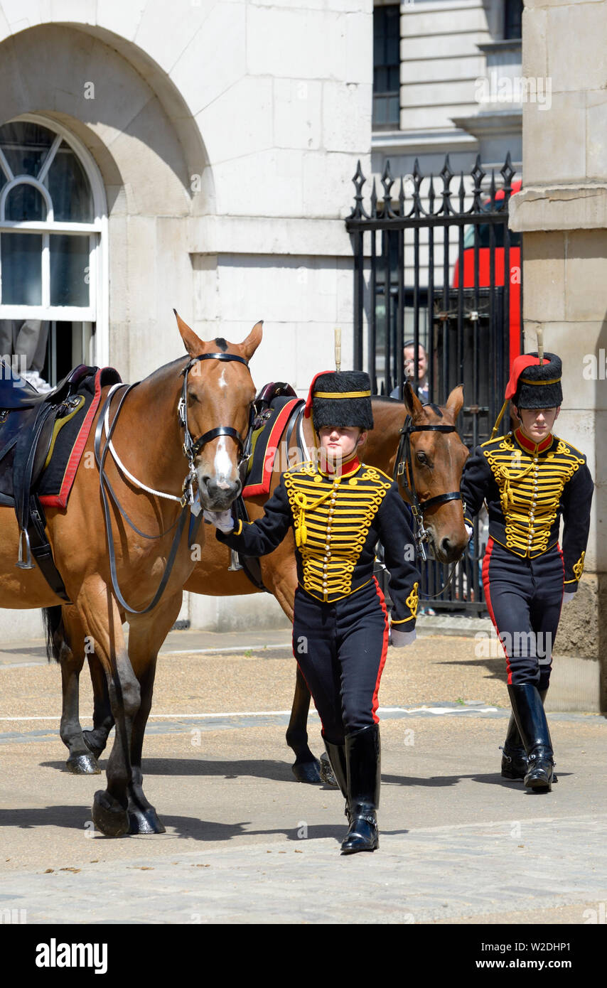 Londra, Inghilterra, Regno Unito. Membri del Re della truppa, Royal cavallo artiglieria, prendendo parte al quotidiano Cambio della Guardia a la sfilata delle Guardie a Cavallo Whit Foto Stock