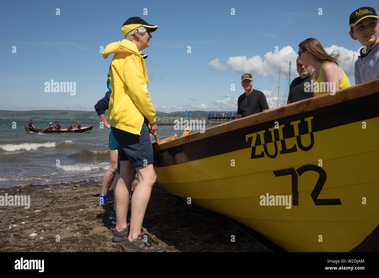 Stranraer, Scotland, Regno Unito. Il 7 luglio 2019. Concorrenti provenienti da tutto il paese e a livello internazionale, partecipare alle cerimonie di apertura del Skiffieworlds 2019, che corre da 7th-13th luglio. Skiffieworlds è il campionato del mondo per la St Ayles Skiff classe delle acque costiere barca a remi. I Campionati si svolgono ogni tre anni. Credito: Jeremy Sutton-Hibbert/ Alamy Live News Foto Stock