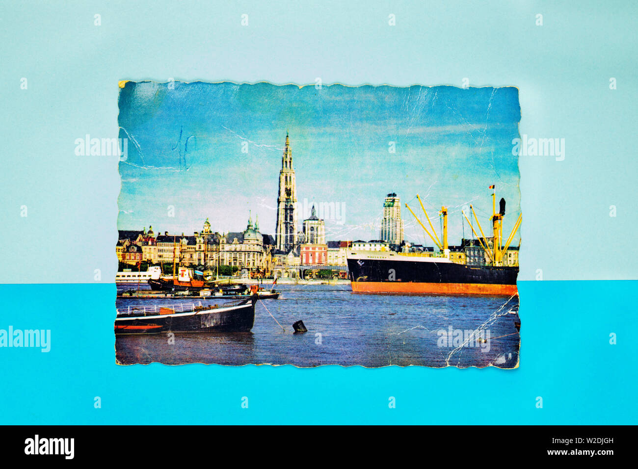 La vecchia Londra cartolina su uno sfondo colorato , creative studio shot Foto Stock