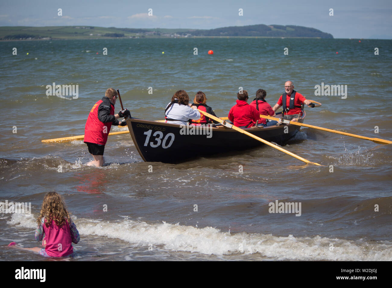 Stranraer, Scotland, Regno Unito. Il 7 luglio 2019. Concorrenti provenienti da tutto il paese e a livello internazionale, partecipare alle cerimonie di apertura del Skiffieworlds 2019, che corre da 7th-13th luglio. Skiffieworlds è il campionato del mondo per la St Ayles Skiff classe delle acque costiere barca a remi. I Campionati si svolgono ogni tre anni. Credito: Jeremy Sutton-Hibbert/ Alamy Live News Foto Stock