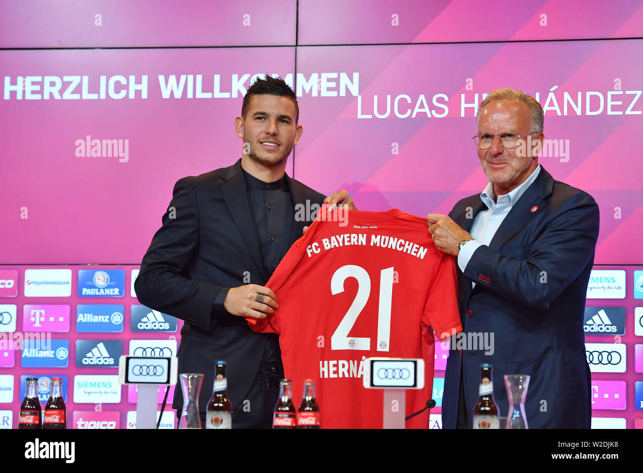 Monaco di Baviera, Deutschland. 08 Luglio, 2019. Lucas Hernandez (FC Bayern  Monaco di Baviera) e Karl Heinz RUMMENIGGE, Gestione (Presidente) con la  maglia con il numero 21. Presentazione Presentazione Lucas Hernandez,  conferenza