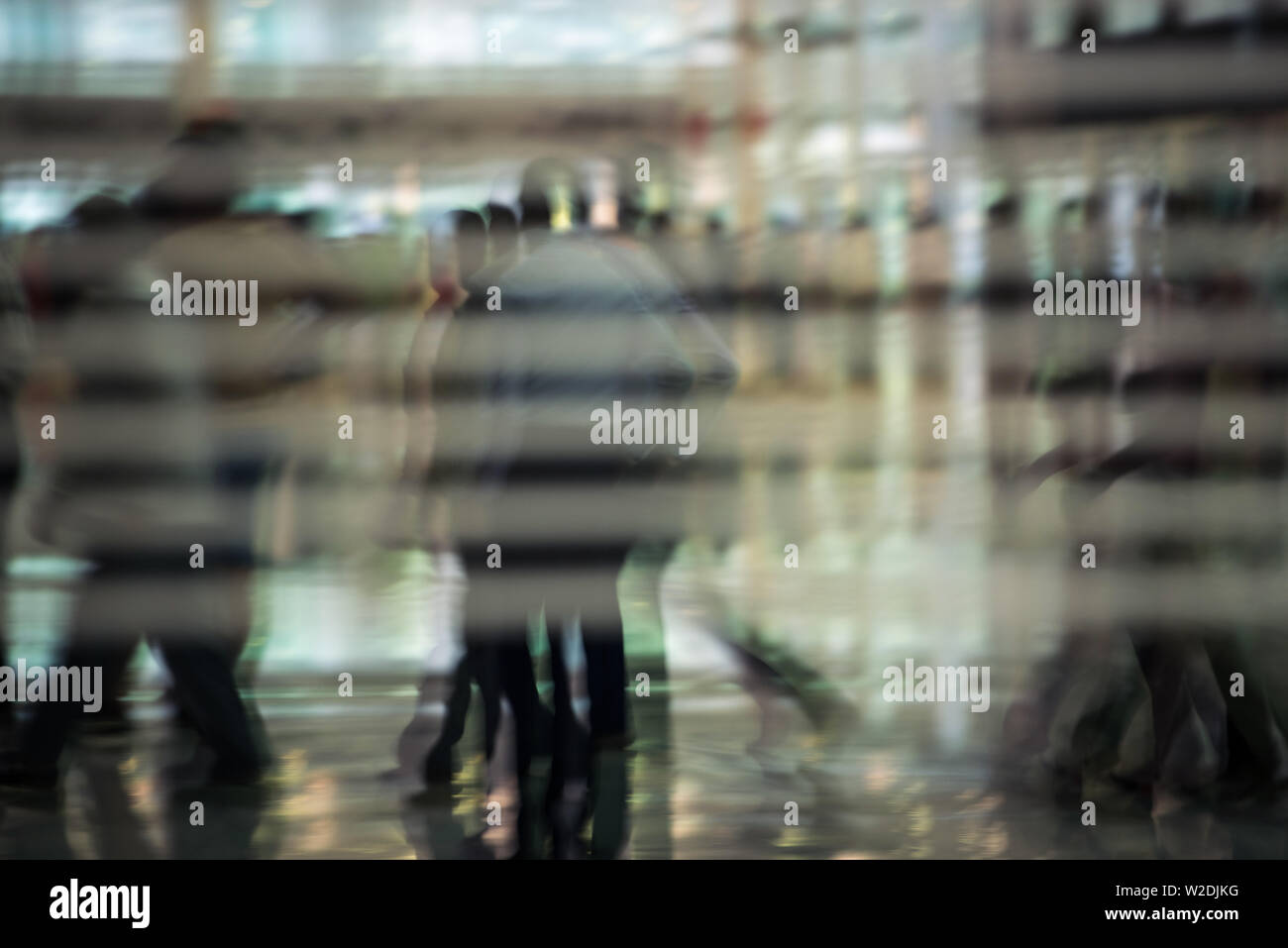 La folla di gente che camminava shot attraverso vetro Vetro distorto Foto Stock