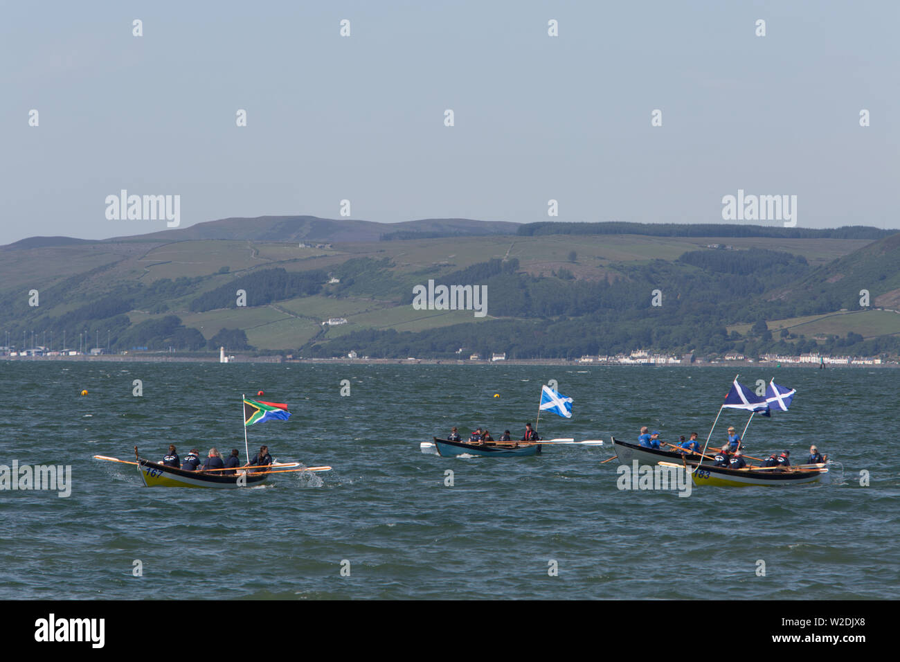 Stranraer, Scotland, Regno Unito. Il 7 luglio 2019. Concorrenti provenienti da tutto il paese e a livello internazionale, partecipare alle cerimonie di apertura del Skiffieworlds 2019, che corre da 7th-13th luglio. Skiffieworlds è il campionato del mondo per la St Ayles Skiff classe delle acque costiere barca a remi. I Campionati si svolgono ogni tre anni. Credito: Jeremy Sutton-Hibbert/ Alamy Live News Foto Stock