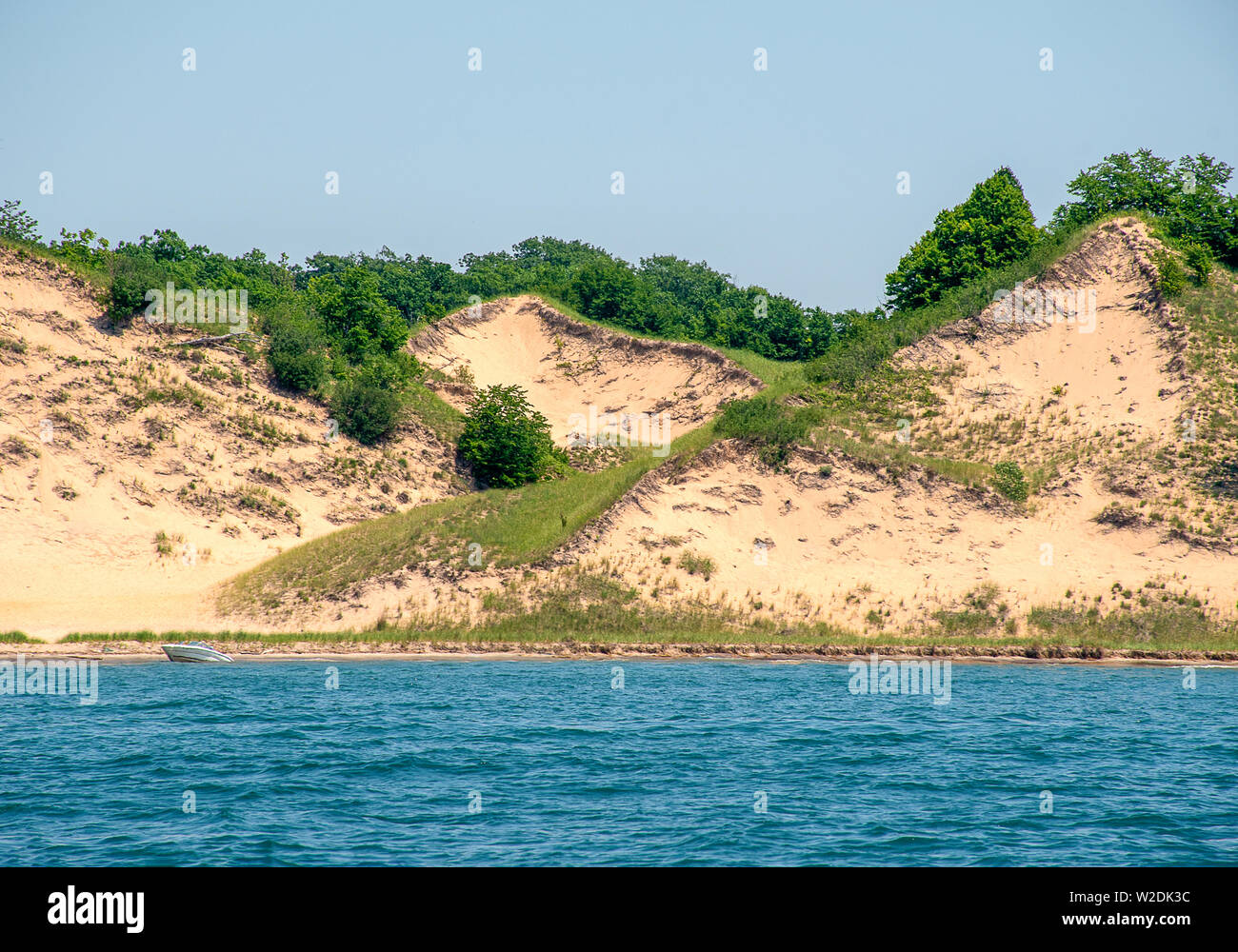 Il lago Michigan litorale con acqua blu e dune di sabbia Foto Stock