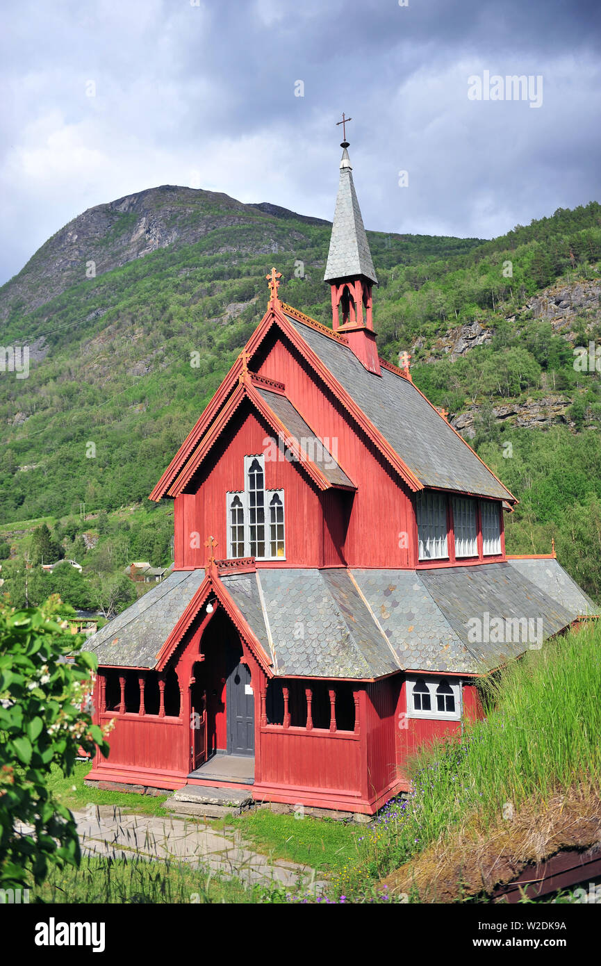 Vista verticale della vecchia chiesa di legno di Borgund, Norvegia Foto Stock
