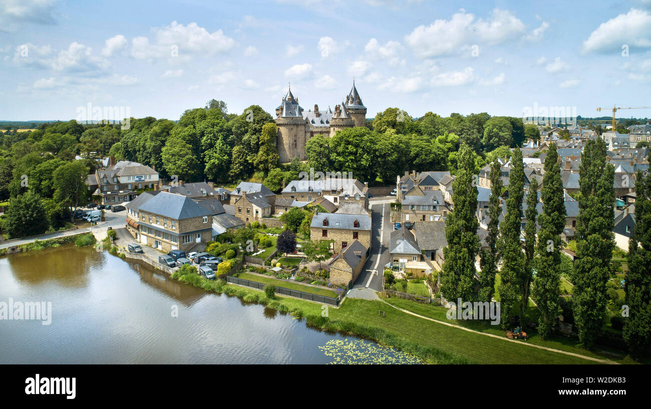 Combourg (Bretagna, a nord-ovest della Francia): vista aerea del "Lac tranquillo lago", la città e il castello Foto Stock