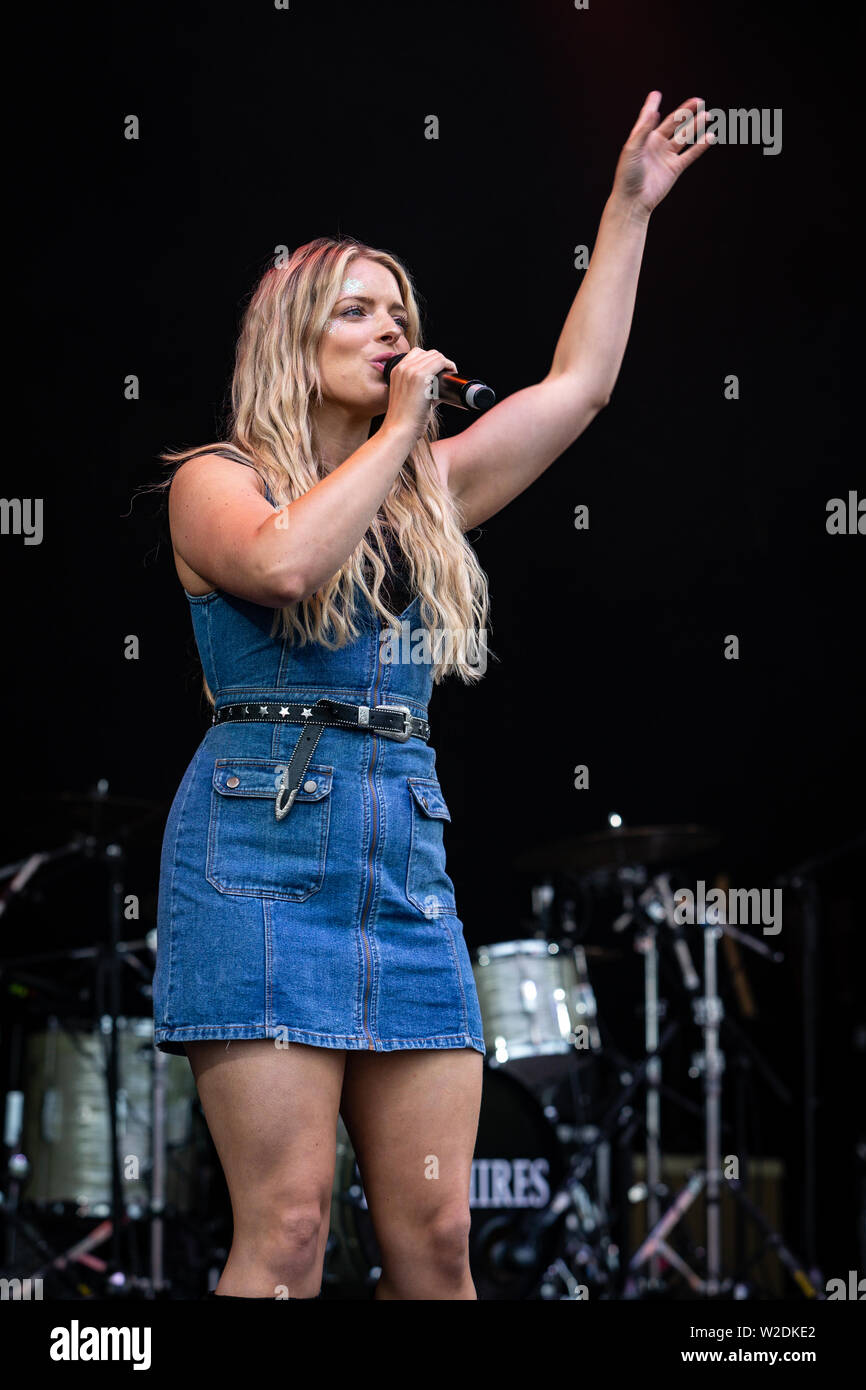 Il Shires eseguire live al 2019 Cornbury Festival, grande Tew, Oxfordshire Foto Stock