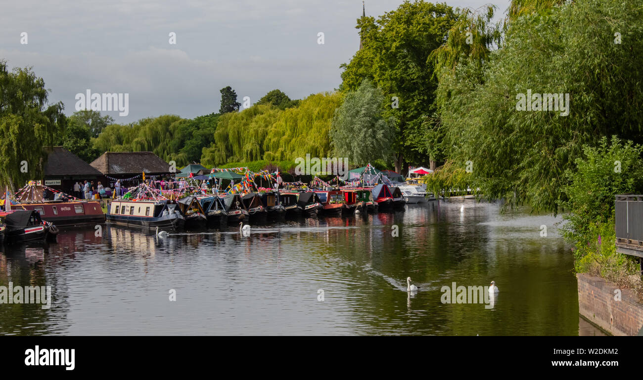 Canal chiatte ormeggiate lungo la riva del fiume Avon per il fiume Festival Foto Stock