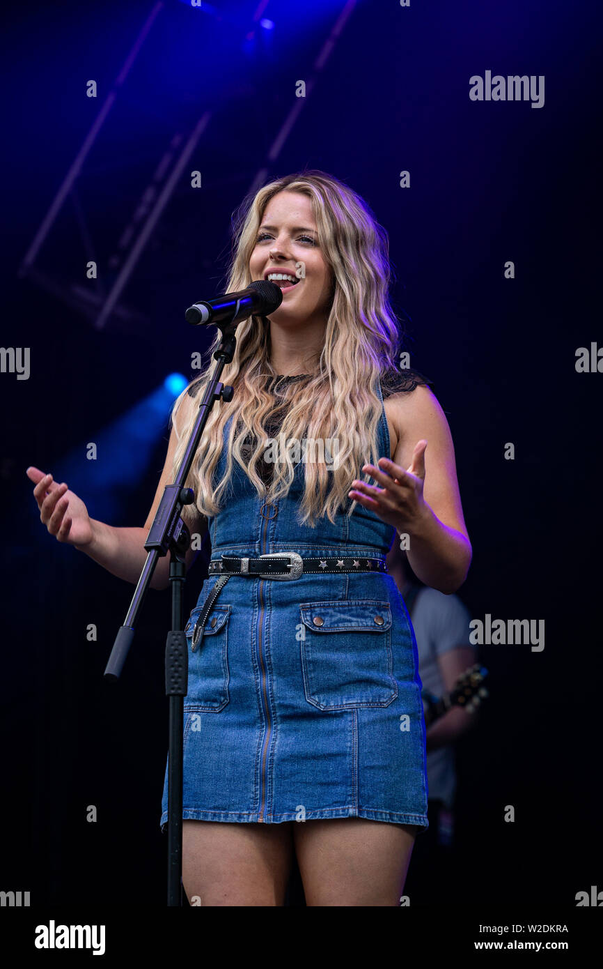 Il Shires eseguire live al 2019 Cornbury Festival, grande Tew, Oxfordshire Foto Stock