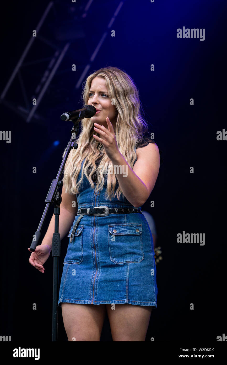 Il Shires eseguire live al 2019 Cornbury Festival, grande Tew, Oxfordshire Foto Stock