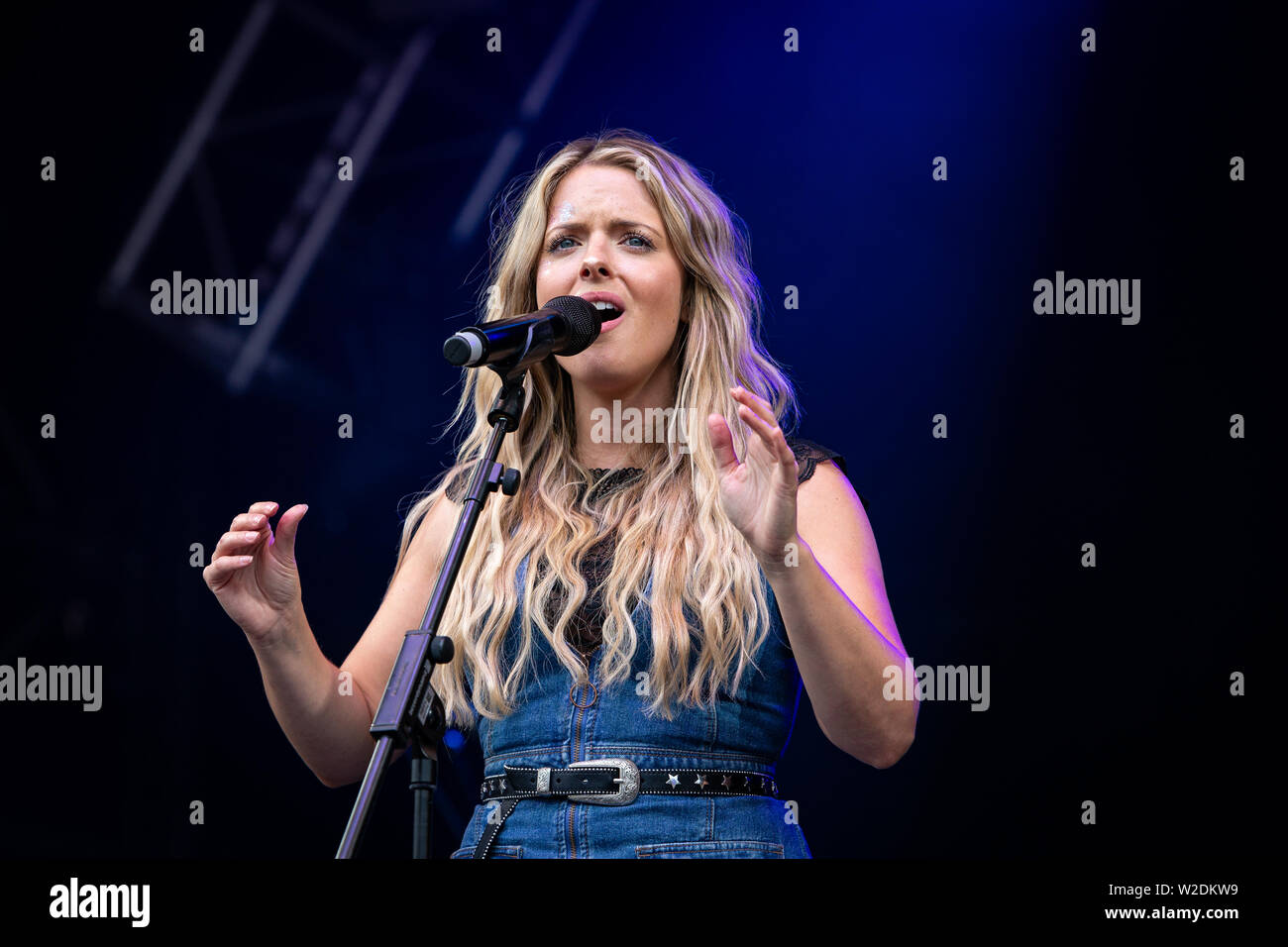 Il Shires eseguire live al 2019 Cornbury Festival, grande Tew, Oxfordshire Foto Stock