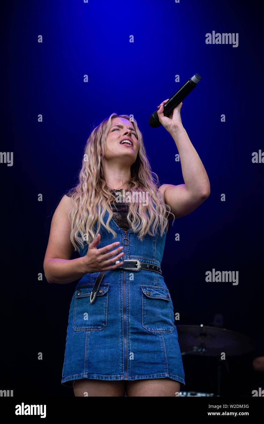 Il Shires eseguire live al 2019 Cornbury Festival, grande Tew, Oxfordshire Foto Stock
