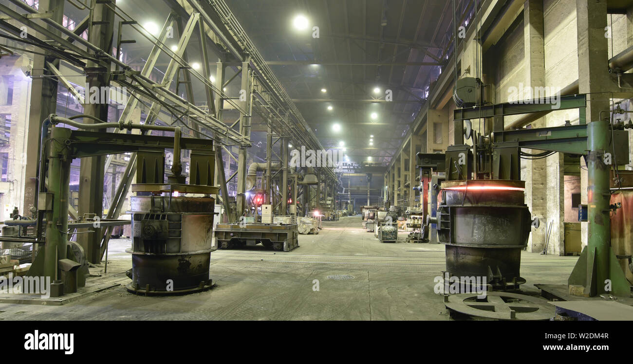 Attrezzatura di un mulino di acciaio e della fonderia - macchinari e interno in un capannone industriale Foto Stock