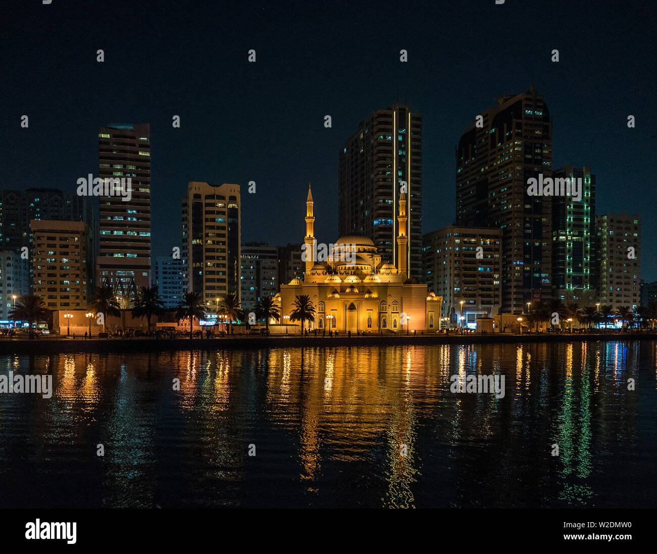 Sharjah Skyline da Al Noor Isola di notte Foto Stock