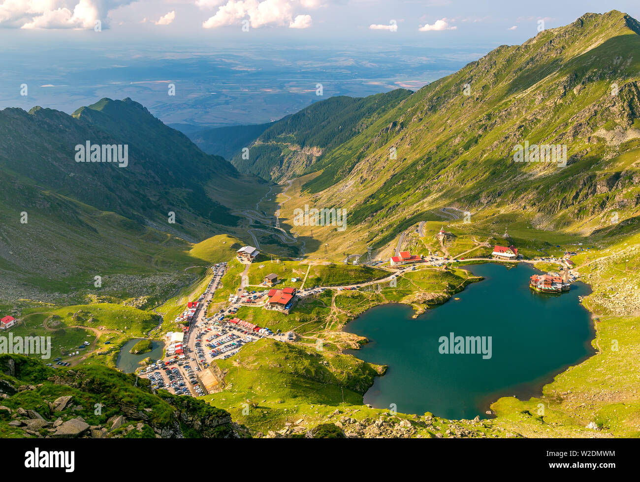 Vista panoramica del lago glaciale di Balea con Transfagarasan road nel luogo più celebre della Romania Foto Stock