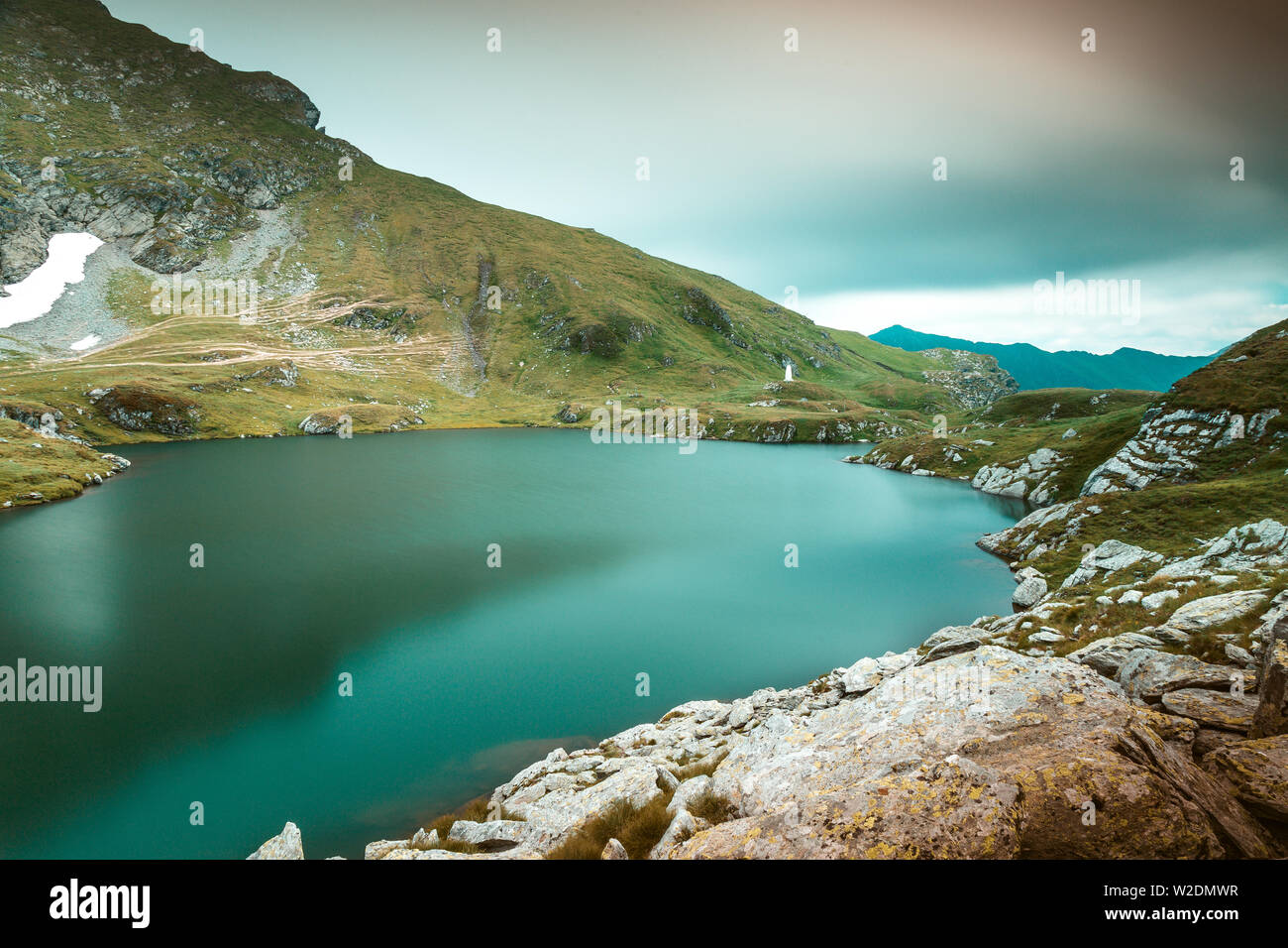 Una lunga esposizione del Lago di capra, il lago glaciale di sopra al lago Balea in Transfagarasan in Romania. Foto Stock