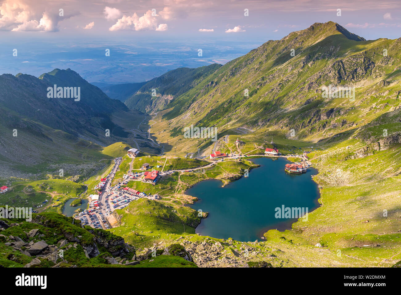 Vista dall'alto del lago glaciale di Balea con Transfagarasan road nel luogo più celebre della Romania Foto Stock