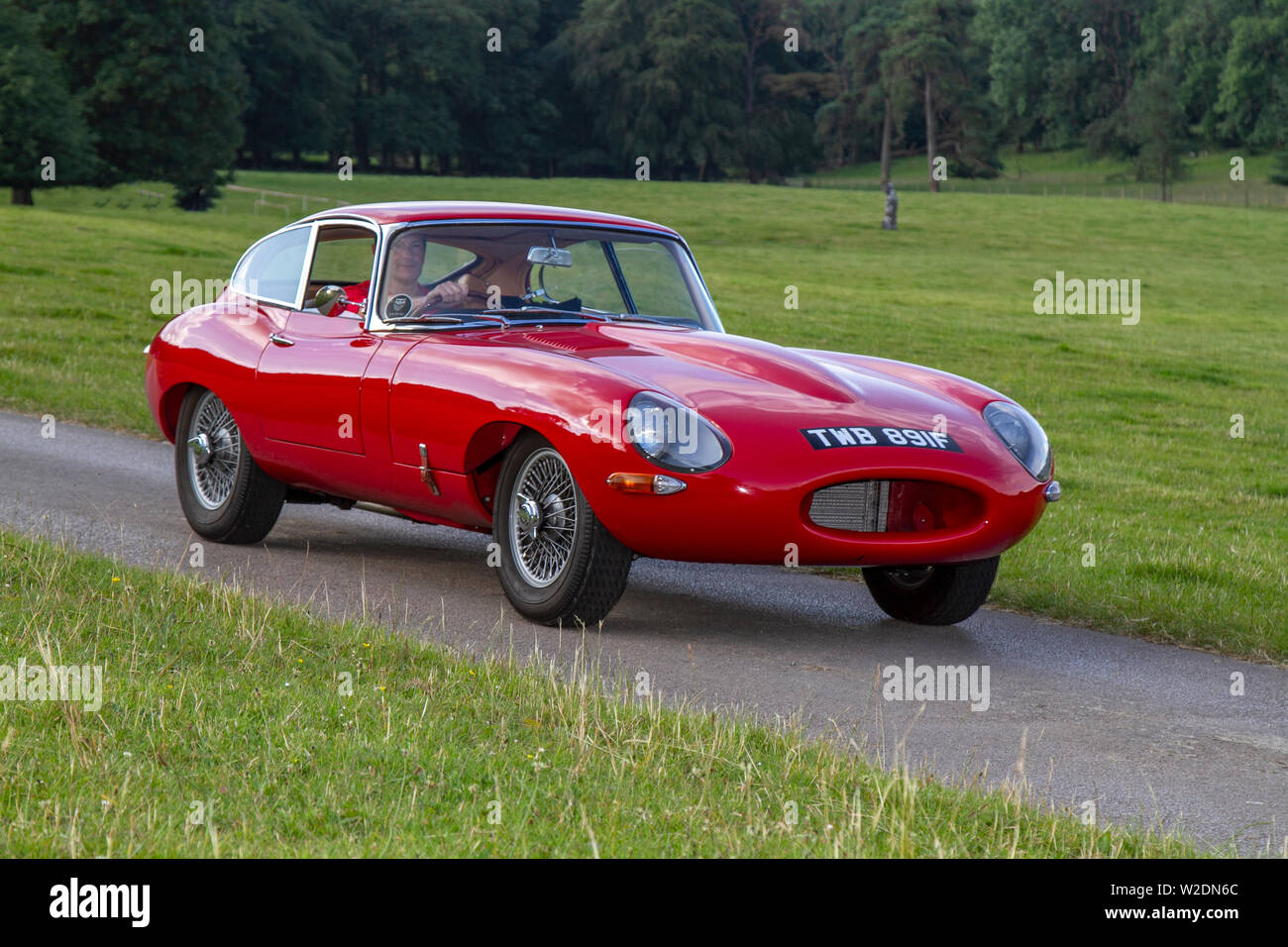 1968 rosso Jaguar e-Type 4236cc anni '60, un'auto sportiva britannica a due posti nel tradizionale stile pre-seconda guerra mondiale al Classic Car Rally - domenica 7 luglio 2019. La mostra di auto classiche di metà estate di Mark Woodward si è recata a Carnforth per mostrare più classici, storici, motori d'epoca e oggetti da collezione alla fiera Leighton Hall di quest'anno, un'opportunità per vedere oltre 500 veicoli classici del passato in uno degli spettacoli più completi e diversificati nell'evento estivo di auto classiche. Foto Stock