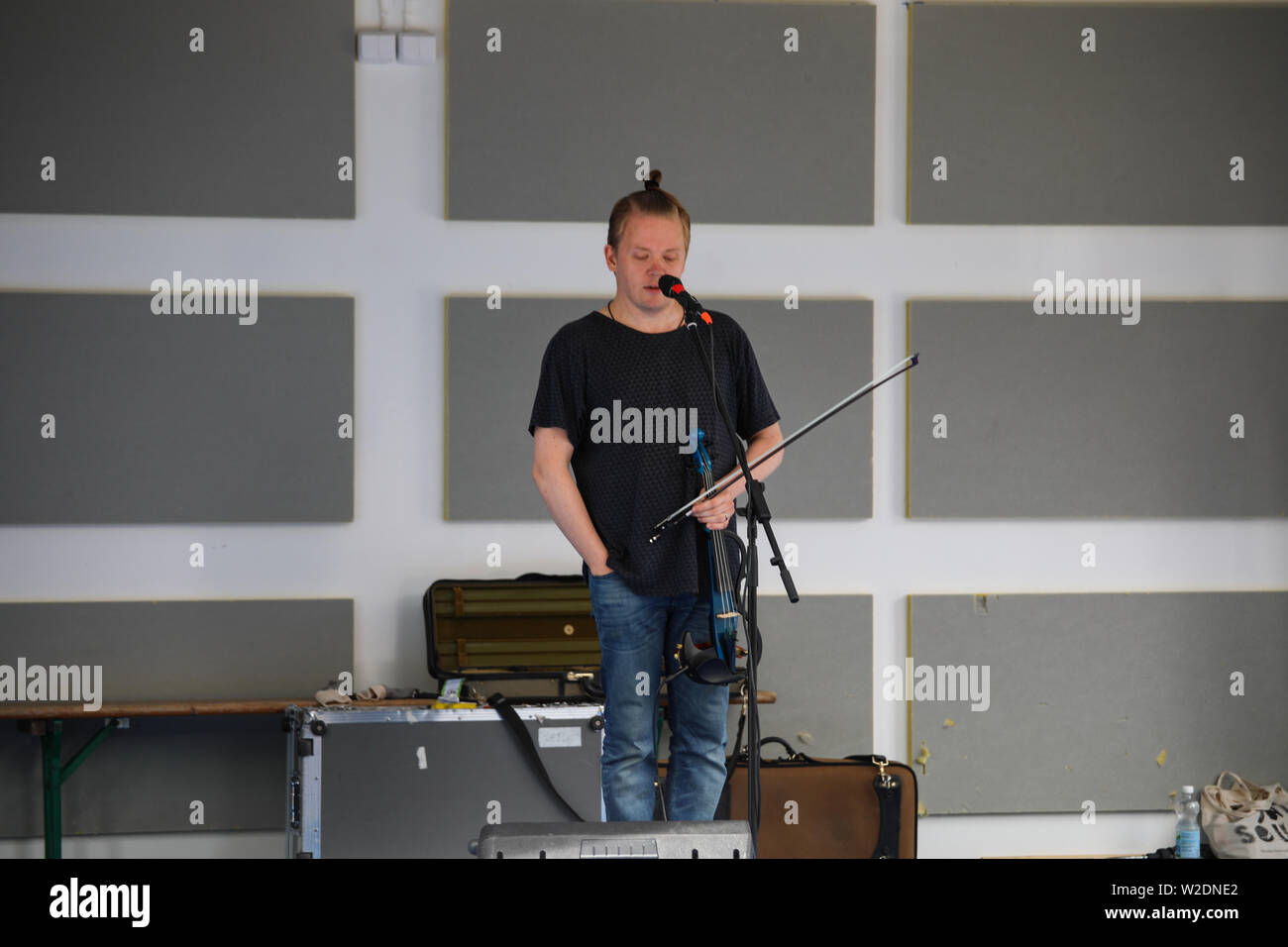 Direttore artistico del Festival, Pekka Kuusisto dando una strada libera concerto con violino elettrico e materiale improvvisato in Järvenpää, Finlandia Foto Stock
