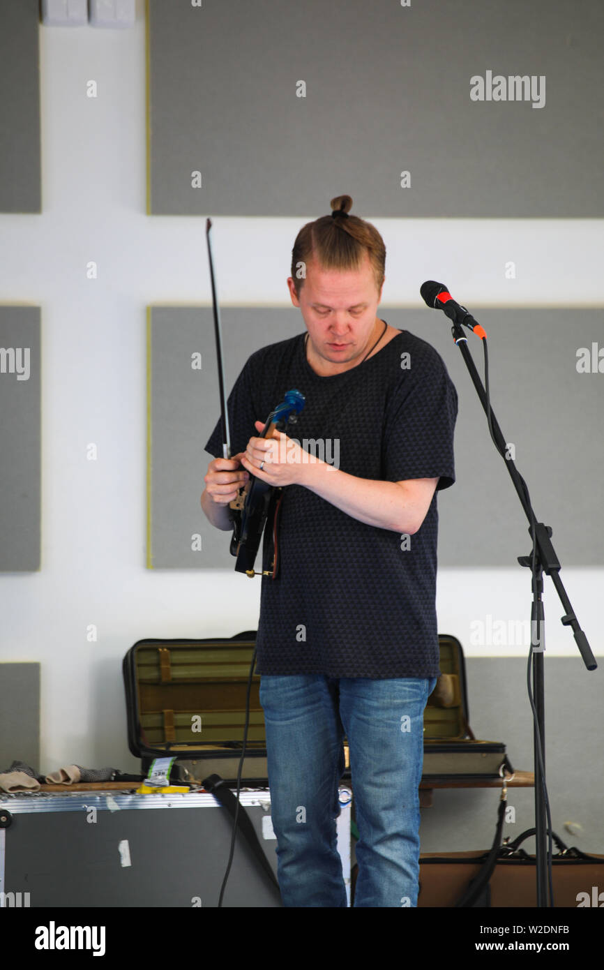 Direttore artistico del Festival, Pekka Kuusisto dando una strada libera concerto con violino elettrico e materiale improvvisato in Järvenpää, Finlandia Foto Stock