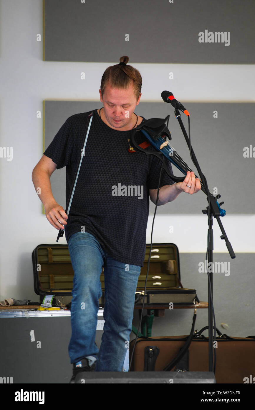 Direttore artistico del Festival, Pekka Kuusisto dando una strada libera concerto con violino elettrico e materiale improvvisato in Järvenpää, Finlandia Foto Stock