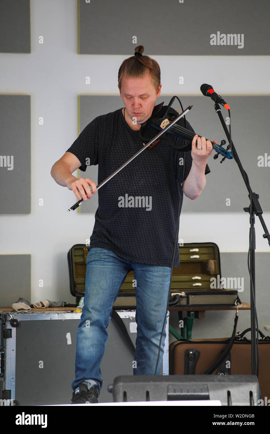 Direttore artistico del Festival, Pekka Kuusisto dando una strada libera concerto con violino elettrico e materiale improvvisato in Järvenpää, Finlandia Foto Stock