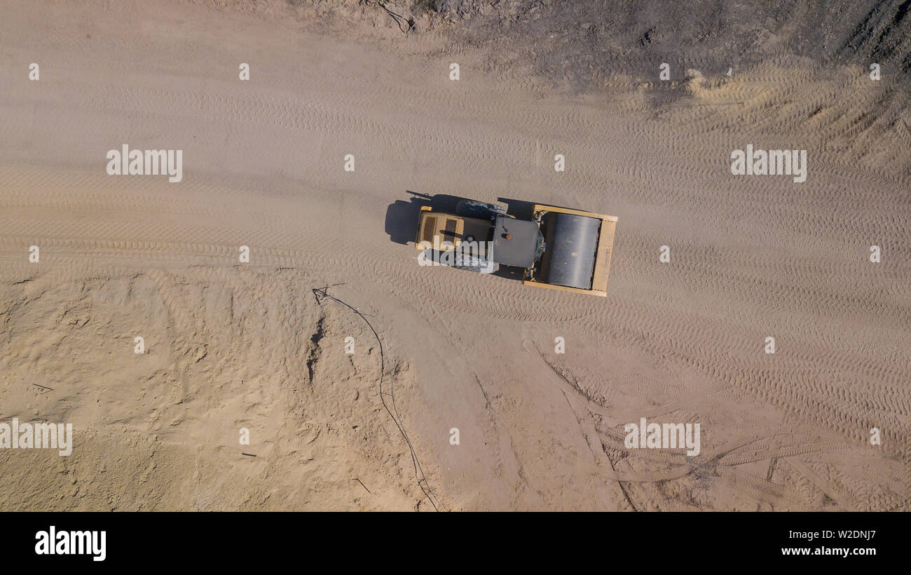 Vista dall'alto in basso della pista di rotolamento è sabbia durante la costruzione della strada. Foto Stock